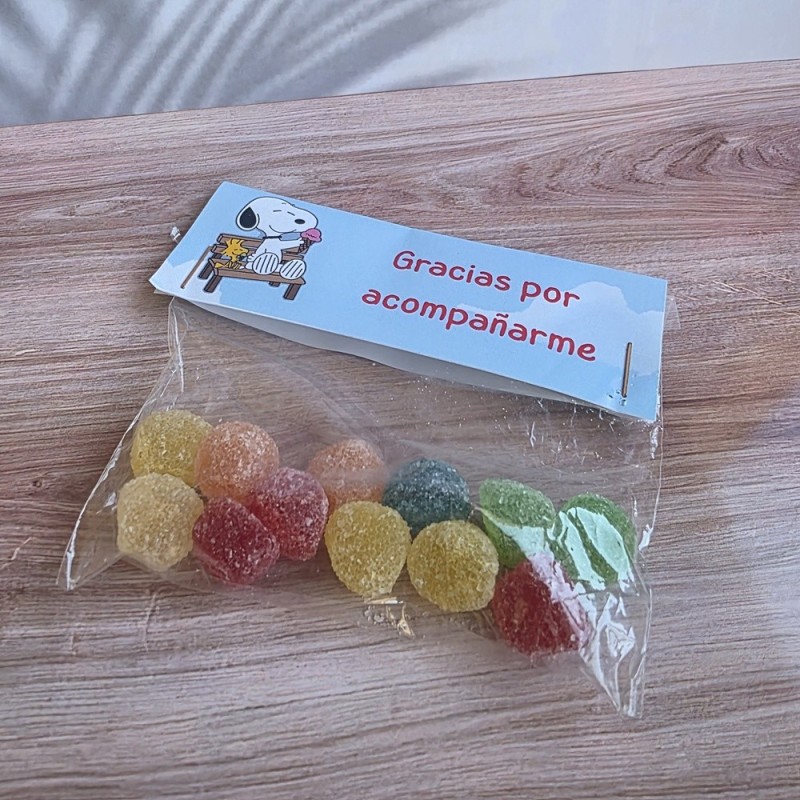 Detalle dulce para invitados de fiestas infantiles con diseño de Snoopy.