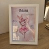 Detalle de cuadro de nacimiento infantil con ilustración de conejita bailarina.