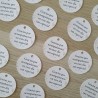 Detalle de pegatina o tarjeta circular para eventos con mensaje de agradecimiento.