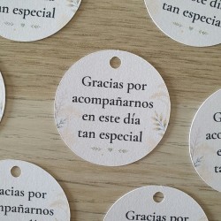 Diseño de etiqueta adhesiva redonda con tipografía delicada e ilustración suave.