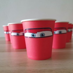 Detalle de vasos desechables para fiesta infantil con temática de Cars y Rayo McQueen.