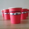 Detalle de vasos desechables para fiesta infantil con temática de Cars y Rayo McQueen.