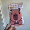 Detalle de aperitivo infantil para fiestas con diseño de capibara adorable.