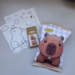Detalle de papelería y snack infantil para invitados con temática de capibara adorable.