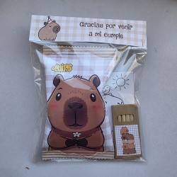 Paquete de gusanitos de maíz envuelto en packaging personalizado de Capibara Serie Leo.