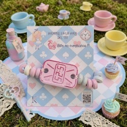 Reloj de caramelo comprimido con tarjeta personalizada de Alicia Disney.